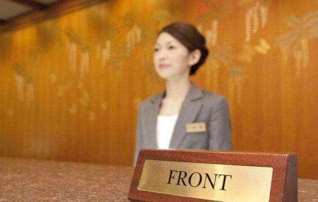 夜半鐘聲驚擾夢，前臺微笑藏艱辛——揭秘酒店前臺對深夜入住客人的復雜情緒